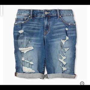 LOW RISE BERMUDA SHORT -VINTAGE STRETCH MED. WASH